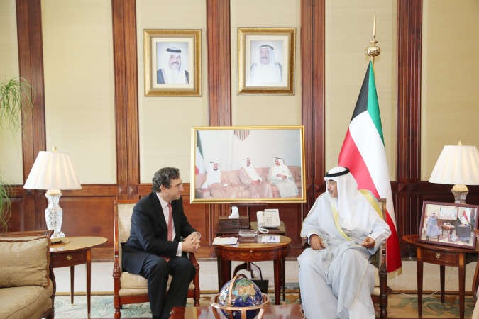 الشيخ صباح الخالد مستقبلا سفير مملكة اسبانيا انخل لوسادا 