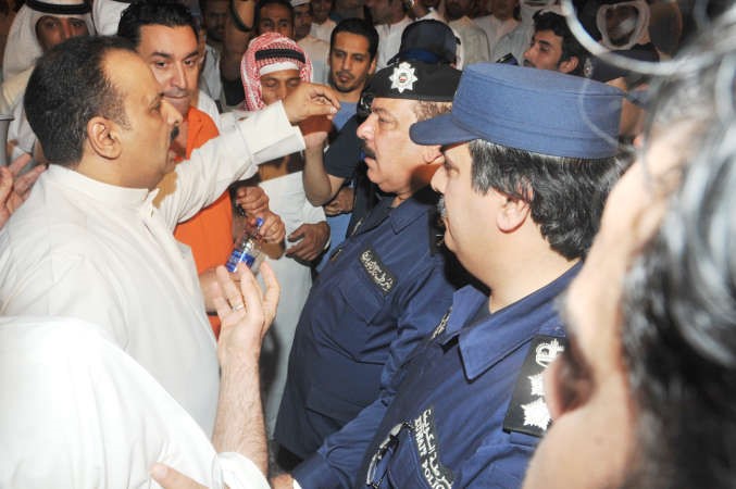 اللواء عبدالفتاح العلي متحدثا مع احد منظمي المسيرة
