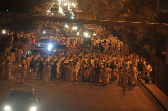 المتضامنون مع مسلم البراك خلال مسيرتهم باتجاه السجن المركزي
