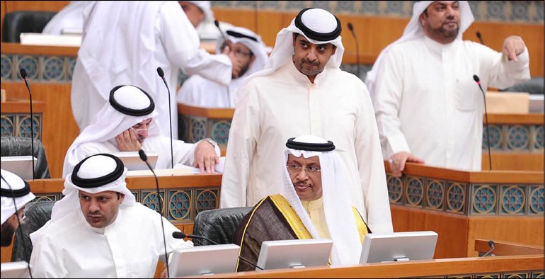 سمو رئيس الوزراء الشيخ جابر المبارك ودعلي العمير يتوسطهم فيصل الكندري