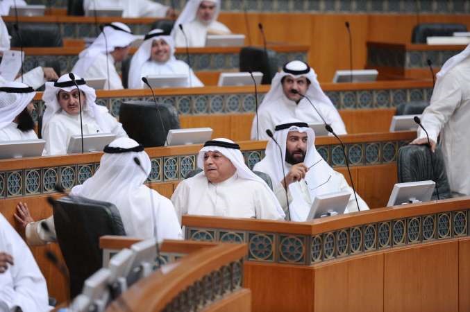 الشيخ خالد الجراح ودعلي العمير مع بعض النواب
﻿