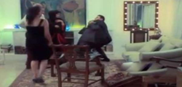 بالفيديو.. الفنان "مصطفى كامل" يشهر سلاحه الخاص ببرنامج مقالب ويضعه على رأس العريس