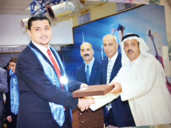 احمد رشيد شعراوي يتسلم هدية تكريمية﻿