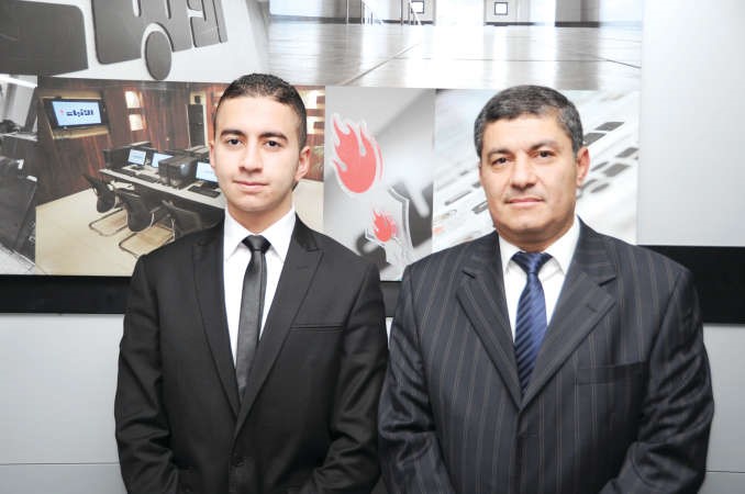 هشام احمد عبدالهادي مع والده فريال حماد