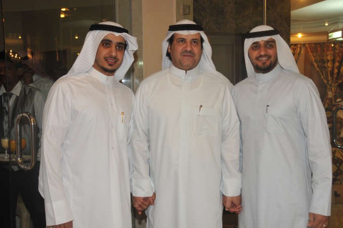 سلطان اللغيصم متوسطا محبيه