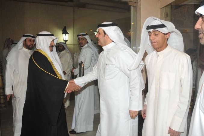 سلطان اللغيصم خلال استقباله احد ضيوفه