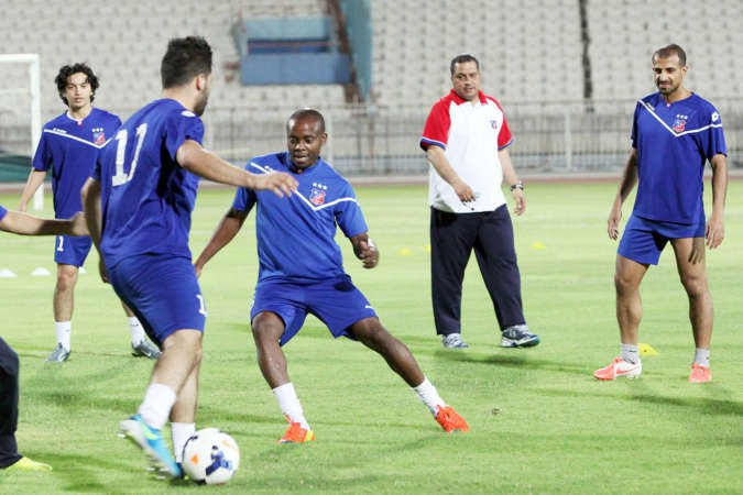 البرازيلي ماكليلي خلال التدريبات ومتابعة من المدرب عبدالعزيز حمادةعادل اليعقوب ﻿
