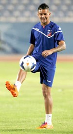 محترف الكويت الجديد البرازيلي باستوس يداعب الكرة في اول تدريب له مع الابيض ﻿