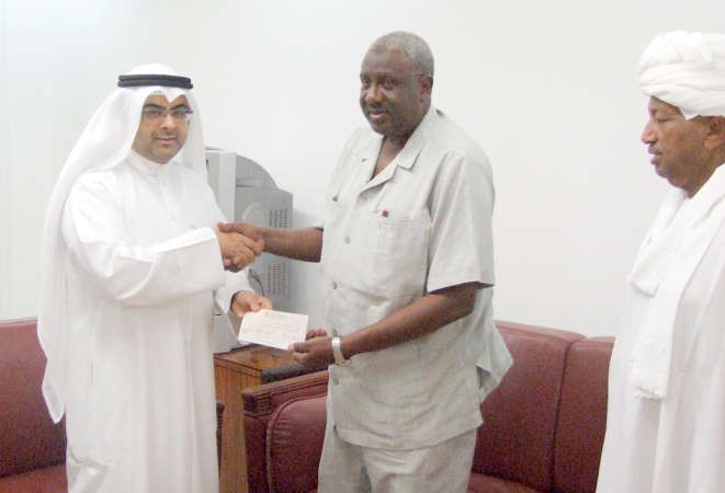 السفير طلال منصور الهاجري خلال تسليمه تبرعا ماليا مقدما من بيت الزكاة لادارة جامعة افريقيا العالمية ﻿