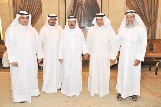 سلطان بن حثلين متوسطا عبد الله المحيلبي وعددا من الحضور ﻿