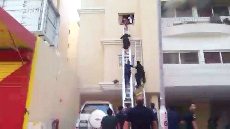 نساء واطفال هربوا من النيران والدخان باستخدام السلالم ﻿
