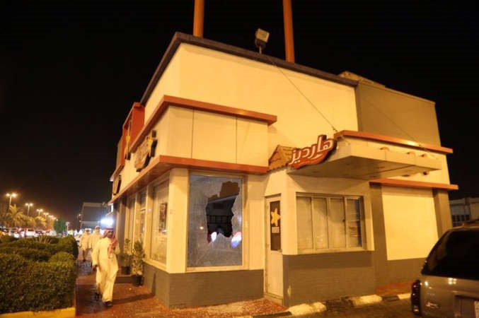 زجاج محل وجبات سريعة وقد تهشم خلال المسيرة﻿