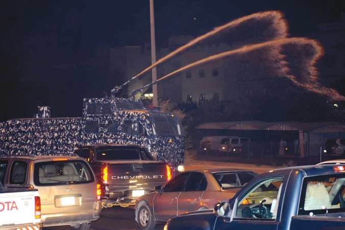 تفريق المسيرة من خلال خراطيم المياه﻿