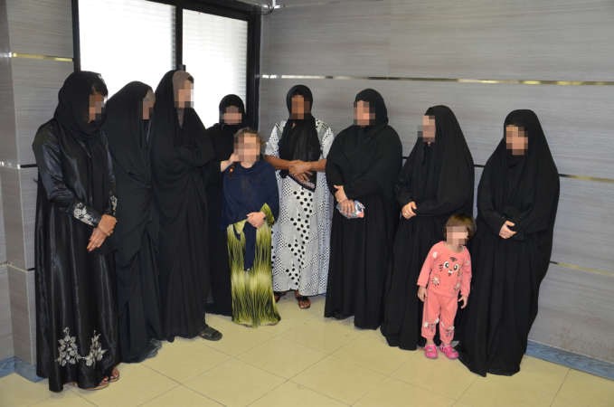 نساء من جنسيات مختلفة واطفال من بين المضبوطين