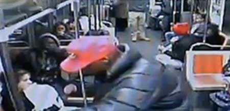 بالفيديو.. امرأة ورضيعها في مواجهة شخص عدواني