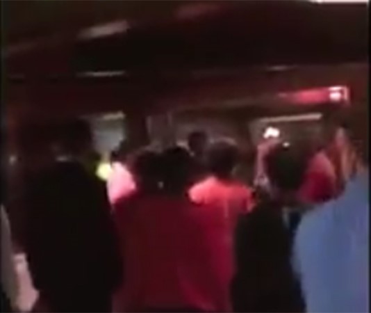 بالفيديو.. شجار عنيف بصحون الزجاج داخل مطعم بين نجل رئيس كولومبيا و بعض الجماهير البرازيلية