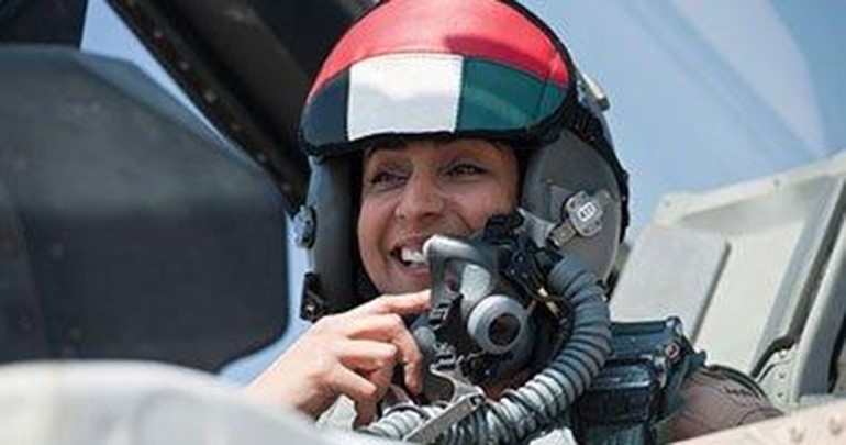 بالفيديو.. أول اماراتية تقود طائرة حربية