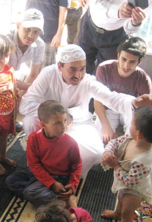 الزميل وليد الاحمد وابنه مبارك على الحدود اللبنانية- السورية لتلمس معاناة اللاجئين