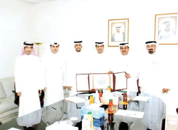 وفد تعاونية جليب الشيوخ يقدم درعا تكريمية الى عبدالله الدرعان﻿