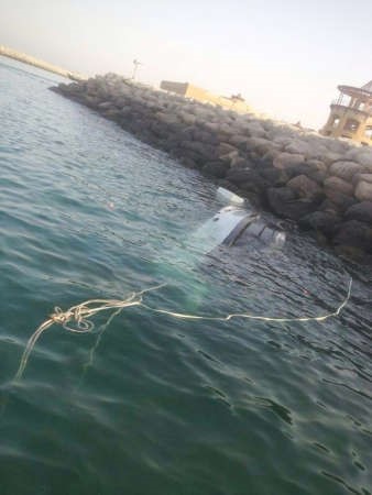 الزورق وقد انغمر تماما بالمياه﻿