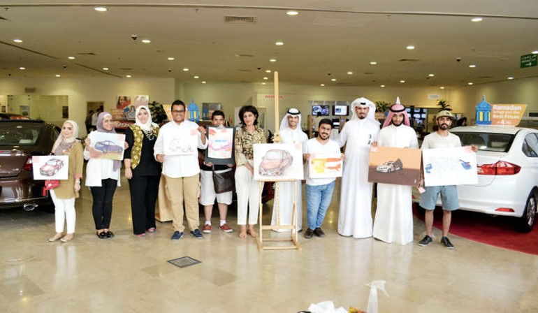 المشاركون مع رسوماتهم﻿
