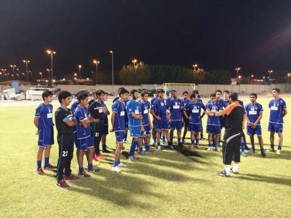ابراهيم عبيد يوجه اللاعبين قبل التدريب 
