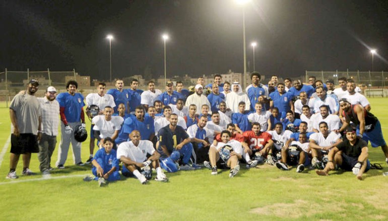 الشيخ طلال الفهد مع اللاعبين في الملعب 