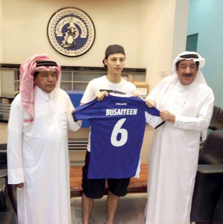 اللاعب احمد الفياض حاملا فانيلته مع البسيتين 