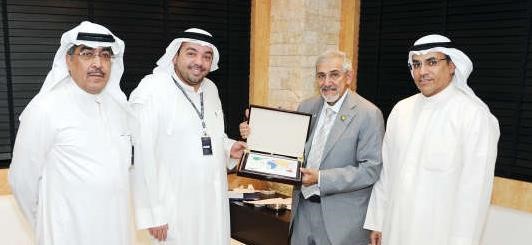دهلال الساير يقدم درعا تذكارية لرئيس التحرير الزميل يوسف خالد المرزوقبحضور خالد الزيد ونائب رئيس التحرير الزميل عدنان الراشدهاني الشمري﻿
