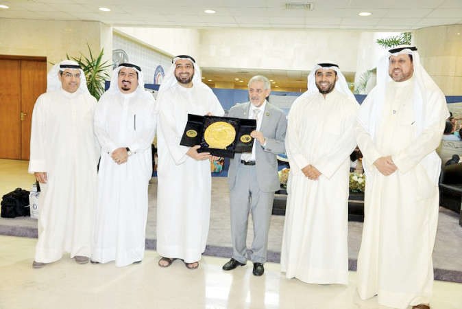 دخالد الشطي وجمال النامي يقدمان درعا تقديرية الى د هلال الساير ويبدو عبدالرحمن العون ويوسف المعراج وخالد الزيد﻿