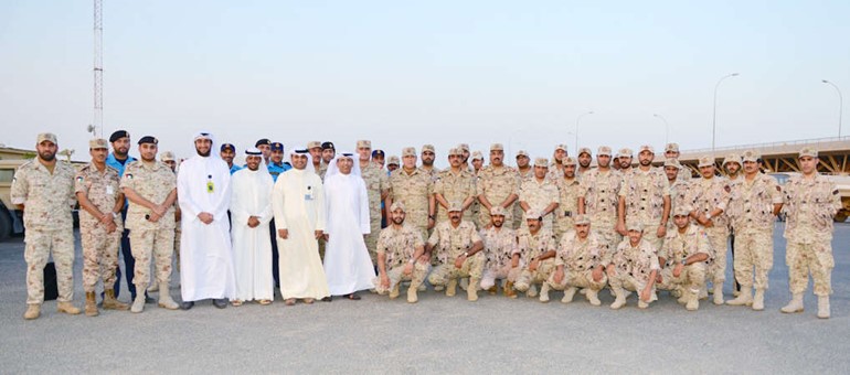 فريق زين والعميد ركن بدر العوضي يتوسطون افراد قوة واجب بوبيان﻿