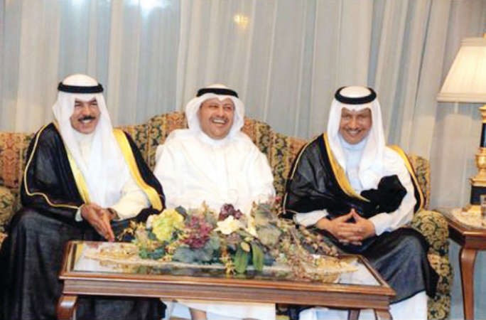 سمو رئيس الوزراء الشيخ جابر المبارك والشيخ محمد الخالد يتوسطهما طلال الجلال﻿