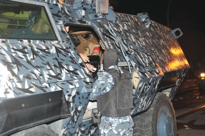 الية للقوات الخاصة بجانبها احد الافراد﻿