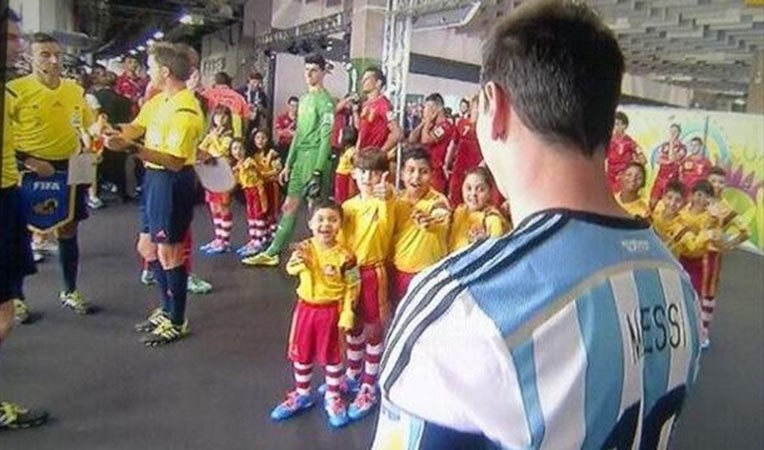 بالفيديو .. ميسي يتجاهل مصافحة الأطفال مجدداً