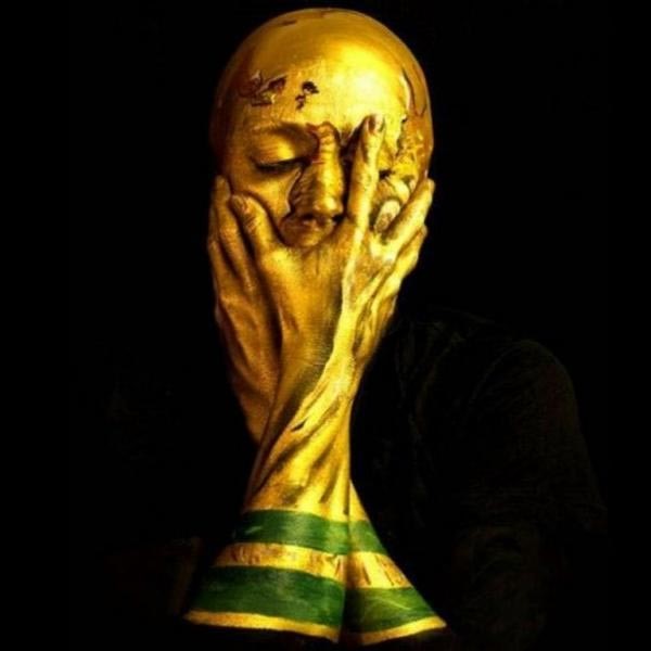 بالصور.. قدّمت نفسها كأساً للعالم!
