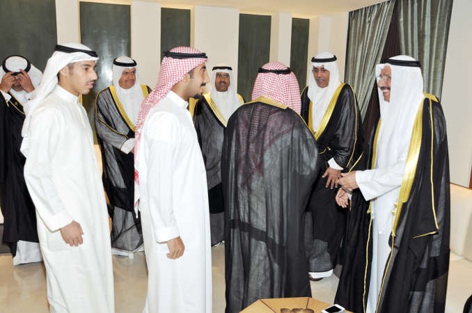 الشيخ شملان العبد العزيز مستقبلا المهنئين ﻿