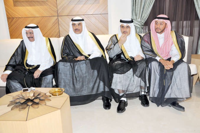 الشيخ صباح الخالد مع بعض الحضور ﻿