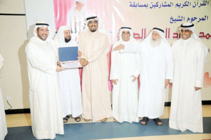 الشيخ عبدالله احمد الحمود وعبدالعزيز المشاري خلال تكريم احد حفظة القران 