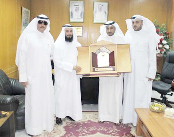 درع تكريمية للنائب سعود الحريجي من جمعية النسيم التعاونية