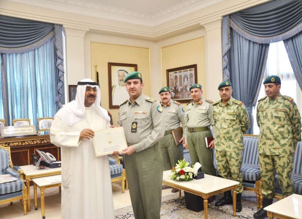 الشيخ مشعل الاحمد مكرما احد الضباط