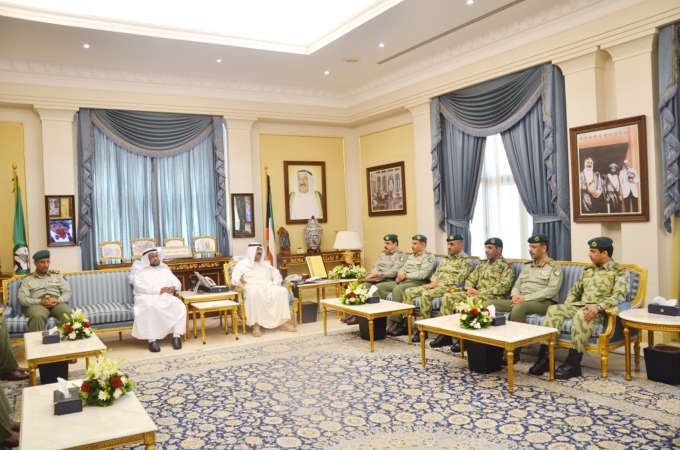 الشيخ مشعل الاحمد متحدثا الى ضباط الحرس الوطني