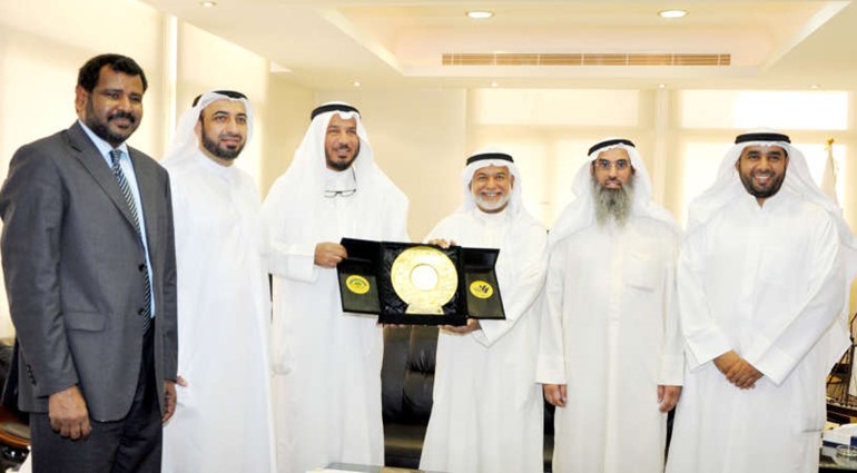 دعبدالله المعتوق يتلقى هدية تذكارية من وفد ملتقى الكويت الخيري 