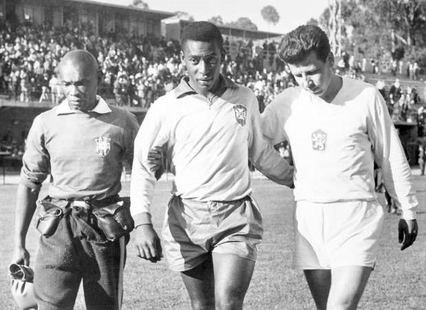 بيليه يخرج مصابا امام تشيكوسلوفاكيا من مونديال 1962 لكن البرازيل احرزت اللقب حينهااپ