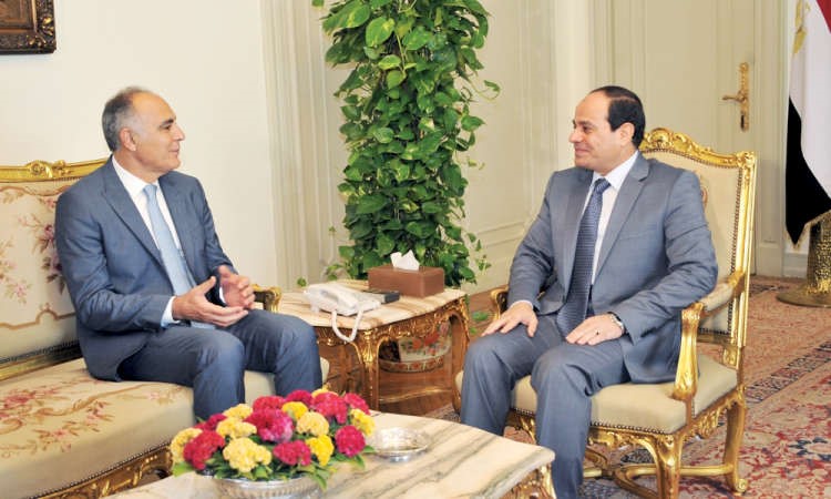 الرئيس المصري عبدالفتاح السيسي مع وزير الشؤون الخارجية والتعاون المغربي صلاح الدين مزوار 