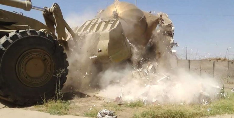 صورة غير مؤرخة بثتها داعش لبلدوزر يدمر موقع يعرف باسم ضريح الفتاة الاثري في الموصل 	اپ﻿