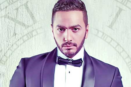 تامر حسني يكذِّب قناة مغربية ويتّهمها بالتزوير