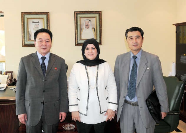 نبيلة الخليل خلال استقبالها سفير كوريا الديموقراطية الشعبية لدى الكويت 