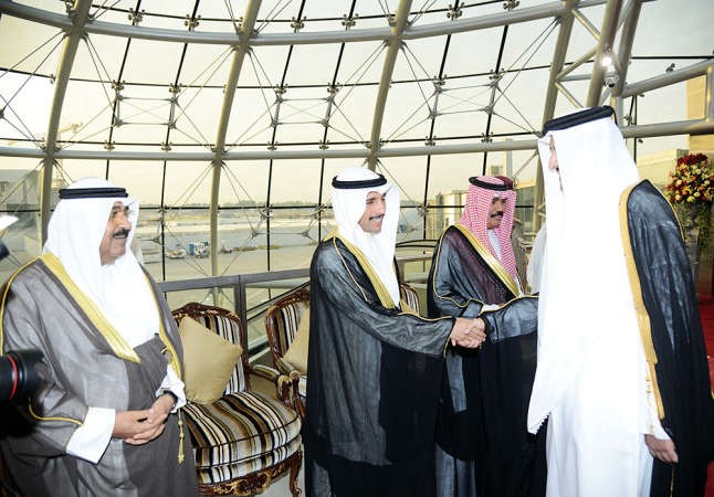 صاحب السمو الشيخ تميم بن حمد مصافحا مرزوق الغانم ويبدو الشيخ مشعل الاحمد﻿