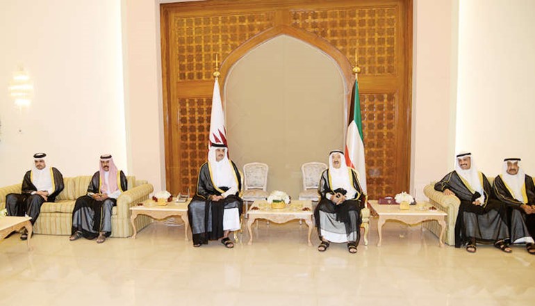 صاحب السمو الامير الشيخ صباح الاحمد وصاحب السمو الشيخ تميم بن حمد وسمو ولي العهد الشيخ نواف الاحمد ومرزوق الغانم وجاسم الخرافي﻿