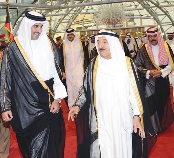 صاحب السمو الامير الشيخ صباح الاحمد لدى استقباله صاحب السمو الشيخ تميم بن حمد ال ثاني امير قطر الشقيقة بحضور سمو ولي العهد الشيخ نواف الاحمد